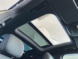 こちら天井の写真になります。特に目立つ汚れ等ありません。ご安心ください。天井が広いと圧迫感がなく、ストレスを感じず運転することができます。別途、室内クリーニングメニューもご用意しております。