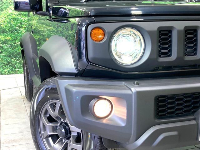 【LEDヘッドライト】悪天候や夜間走行時も良好な視界を確保し安心して運転できる高輝度LEDヘッドライトを装備！点灯速度が早く、消費電力も抑えられています。