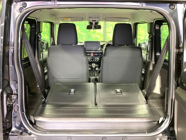 後席を格納すると、これだけの広さが！シーンに合わせたシートアレンジで、大きな荷物も積むことが出来ます♪