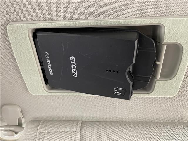 【ETC】有料道路を利用する際に料金所で停止することなく通過できる、ETC車載器（ノンストップ自動料金収受システム機器）が装備されています。セットアップを行うことで利用可能になります。