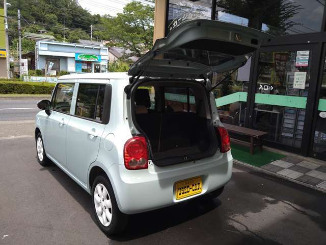 バックドア跳ね上げ式で雨の日も安心して荷下ろしができます。