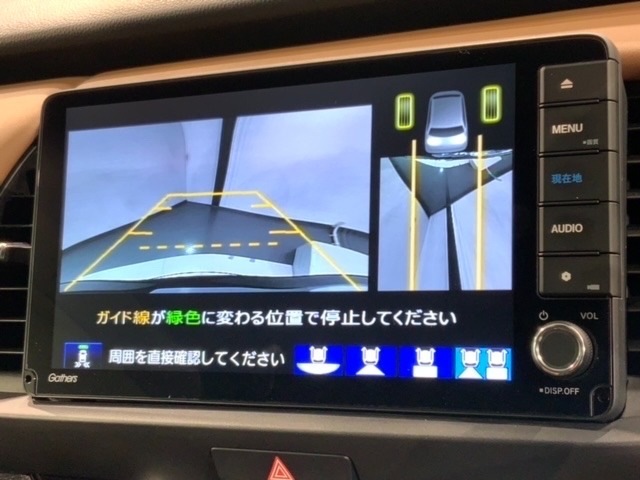 リバースギアに入れるだけで後方の表示へ切り替わります。夜間や雨の日の駐車も楽になりますよ。