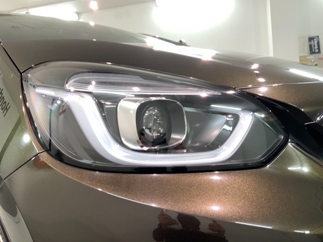 LEDヘッドライトは、点灯の瞬間から最大光量を発揮し、突然暗くなるトンネルなどでの安定感を高めます。