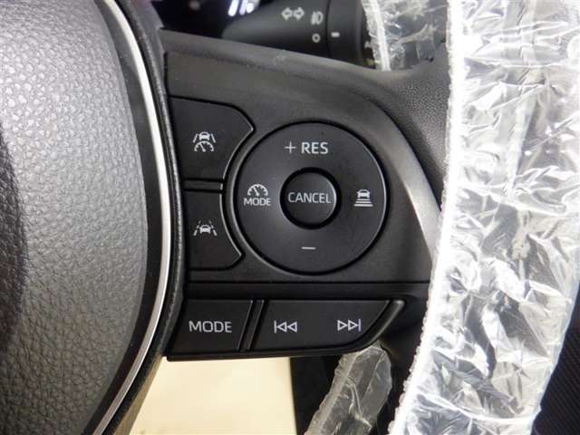 レーダークルーズコントロール(全車速追従機能付)付きです。車速に応じて追従支援してくれるので、ロングドライブも快適です。詳細は販売店スタッフまでおたずねください。