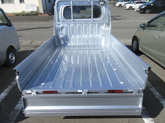 （広々と使える荷台）　荷台ゴムマット、プロテクターパック装着後のお渡しです☆