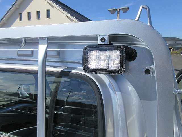 （LED荷台作業灯を装備）