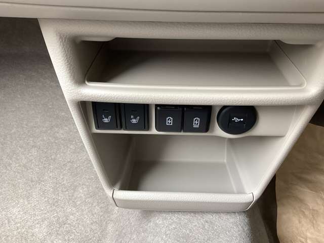 運転席、助手席にシートヒーターを装備。USB電源ソケットも装備しております。