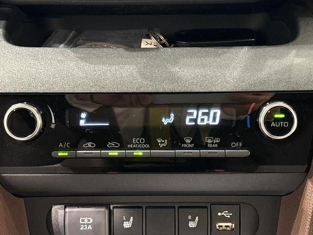 作動状態が一目でわかる液晶ディスプレイ付きAUTOエアコンを装備しています♪室内の温度を設定するとセンサーが室温を感知して、温度、風量を自動的にコントロ-ルして快適な空間を作ってくれます！