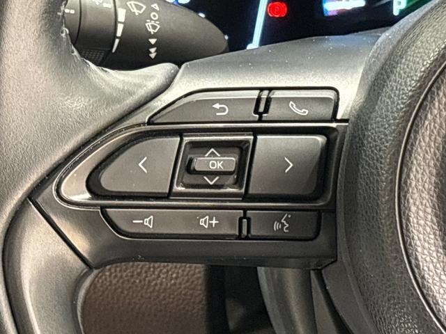 ナビゲーションの操作がハンドルの手元でできるステアリングスイッチが付いてます。走行中、視線をそらすことなく安全です。