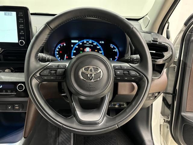 手にしっくりとくる皮の質感が上質なチルト機能付き革巻ステアリングホイールです