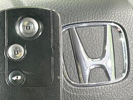 【Hondaスマートキー】カバンやポケットに入れたままでもドアの施錠・解錠が可能なスマートキーを装備。エンジンのオン・オフ時もカギを取り出す必要が無いからとっても便利です♪