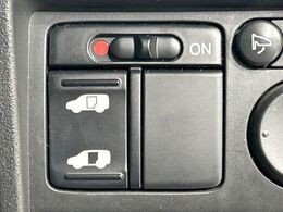 【パワースライドドア】スマートキーや運転席のスイッチでスライドドアの開閉が可能♪電動だから力を入れてドアを開ける必要が無く、小さいお子様でも、重い荷物を持っている時もラクに開け閉めできます♪