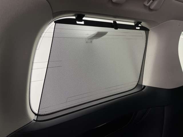 【後部座席操作部】『後部座席周辺の装備』の画像になります。写真の内容に関してご不明点、ご質問等がございましたらお気軽にガリバー店舗までお問い合わせください。