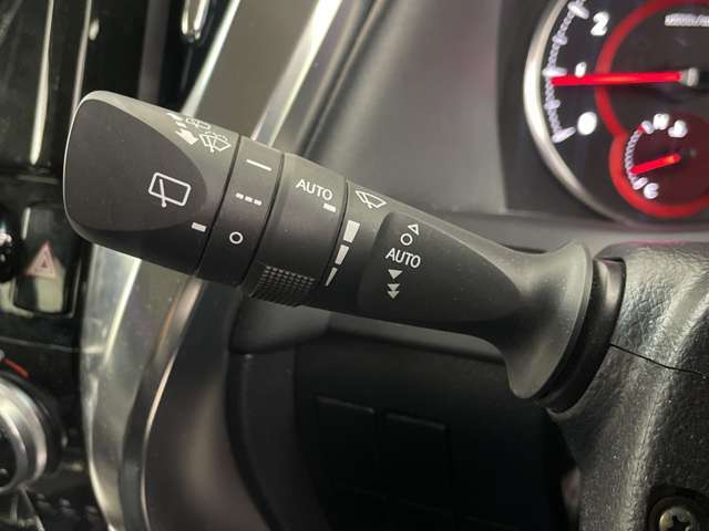 【運転席操作部】『運転席周辺の装備』の画像になります。快適なドライブを楽しむための機能が装備されています！運転席から触れるので使いやすいです！