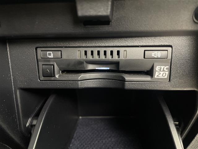 【ETC】有料道路を利用する際に料金所で停止することなく通過できる、ETC車載器（ノンストップ自動料金収受システム機器）が装備されています。セットアップを行うことで利用可能になります。