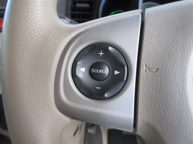 ステアリングから手を放さず、オーディオ等の操作ができるので運転に集中できます。