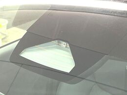 【トヨタセーフティセンス】走行中に前方の車両等を認識し、衝突しそうな時は警報とブレーキで衝突回避と被害軽減をアシスト。より安全にドライブをお楽しみいただけます。