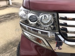 【HIDヘッドライト】夜間や雨天時でも遠くまでしっかりと見渡せ、安全性と安心感を高めるディスチャージヘッドライト装備！フォグライトも装備しておりますので、夜道での安心感が更にUPです！