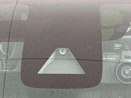 【インテリジェントエマージェンシーブレーキ】フロントカメラで前方の車両や歩行者を検知。衝突しそうな時は衝突被害軽減ブレーキが作動、衝突回避をサポート。より安全にドライブをお楽しみいただけます。