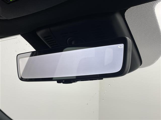 【デジタルインナーミラー】車両後方カメラの映像をミラーに映すことが出来ます。 そのため、後席に人や荷物があって後方が見えづらい場合でもしっかり視界を確保することが出来ます。