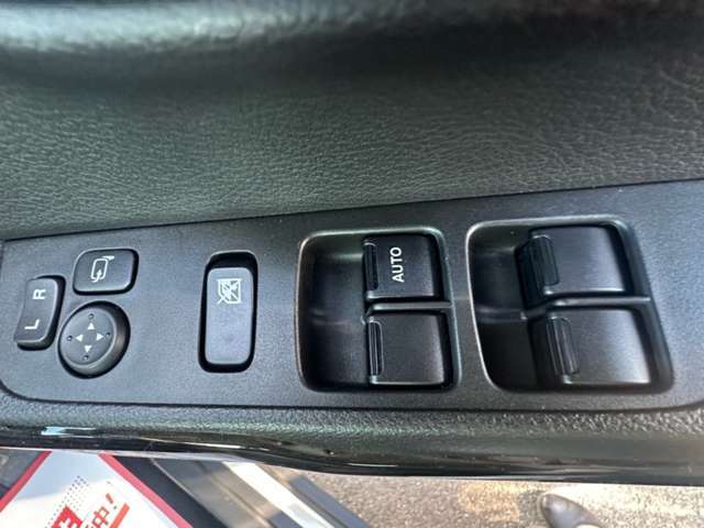 【電動格納ミラー】運転席ドアのスイッチでミラーや窓の開閉ができます。