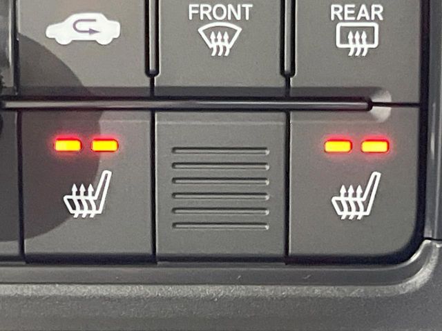 【シートヒーター】寒い日に重宝するシートヒーター！エアコンより早く温まってくれるので寒がりの人も安心ですね♪エアコンの温風は乾燥するから苦手、という方にもをおすすめです。