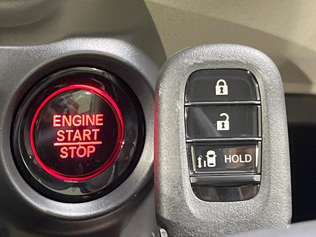 【Hondaスマートキー】カバンやポケットに入れたままでもドアの施錠・解錠が可能なスマートキーを装備。エンジンのオン・オフ時もカギを取り出す必要が無いからとっても便利です♪