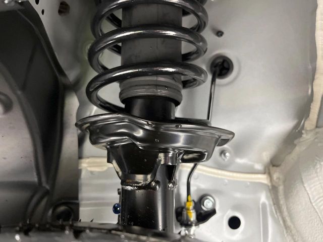 お車を安心してお乗りいただく為には、足回りの定期点検が欠かせません。サービスサポート（有償保証）では無料点検もご提供しており、安心のカーライフをお過ごしいただけるサポート体制が整っています。