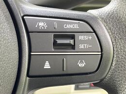 【アダプティブクルーズコントロール】高速道路での長距離走行が楽に！！自動で速度を保つクルーズコントロールが、衝突軽減システムと連携し、前方の車両を感知して車間を保つように速度調節してくれます！！