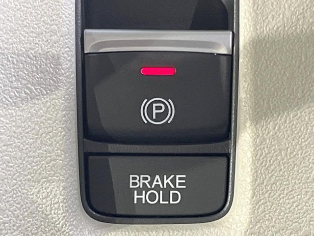 【オートブレーキホールド】信号待ちや渋滞で停車時にブレーキから足を離しても、停止状態を保持してくれます。前進するときはアクセルを踏めば自動で解除されるので安心♪街乗り運転が楽になります♪