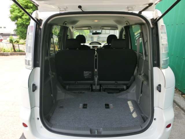 ☆荷室内です☆サードシートを畳めば、大きな荷物も収納出来ます☆