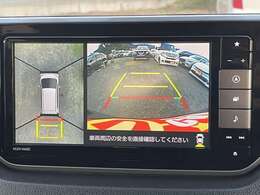 バックギヤに入れると、車を上から見下ろしたように周囲の障害物を確認できるパノラマモニターで、苦手な駐車も楽ですよ♪