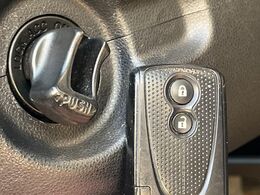 【キーレス】少し離れた場所からでもボタン一つでドアの開錠・施錠ができるのでとっても便利！ドアの鍵穴周りに傷をつけることもありません♪