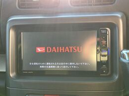 【純正ナビ】人気の純正ナビを装備しております。ナビの使いやすさはもちろん、オーディオ機能も充実！キャンプや旅行はもちろん、通勤や買い物など普段のドライブも楽しくなるはず♪