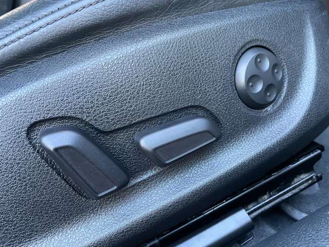 運転席・助手席共にパワーシートになっておりリクライニングや高さの微調整もスイッチ一つで可能です♪体格の良い方から小柄な方まで自分にベストなポジションでお乗り頂けます♪動作確認済みでございます♪