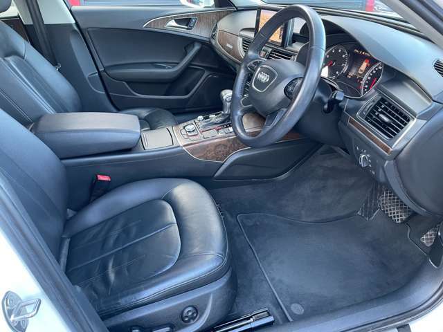 運転席のシートなどに目立つような汚れやシミなども少なくよれなどが無くキレイな状態です♪体を包み込んでくれるシートとなっておりますので長時間運転しても疲れにくい車両となっております♪