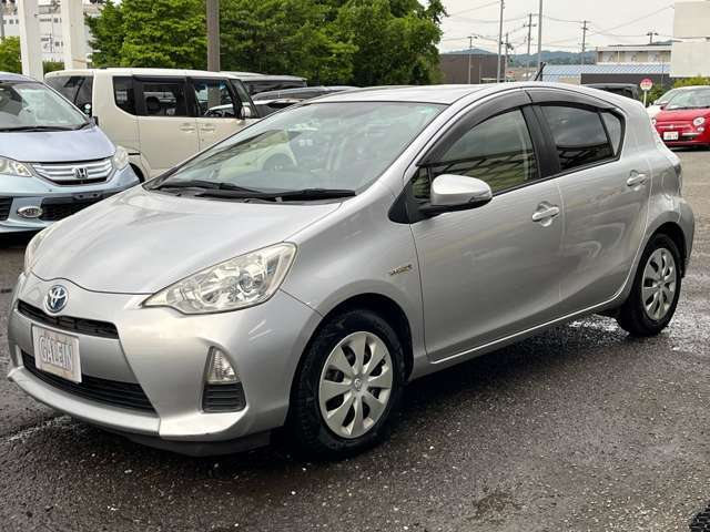 トヨタの主力コンパクトカーの「アクア」♪高い燃費性能＆どなたでも扱いやすいコンパクトなサイズと使い勝手で人気の一台です♪内装もシンプルで実用性も兼ね備えております♪