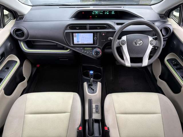 車内はご覧の通り清潔感のある室内でございます♪スイッチ類などもシンプルな操作のしやすいものですので機械が苦手な方でも安心ですね♪もちろん禁煙車なので煙草の匂いや焦げ跡はございません♪