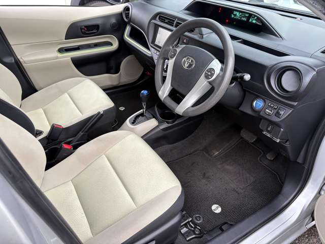 運転席のシートも目立つようなシミや汚れなどもなくキレイな状態です♪足元も広々としておりますのでゆったり乗れます♪