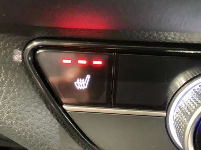 フロント両席にはシートヒーターが付いています！寒い日に便利な装備ですね。