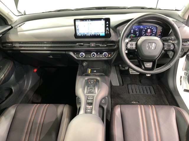 使いやすいレイアウトのダッシュボード周辺です。オートエアコンや小物入れなど嬉しい装備が満載です。