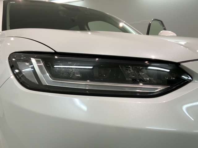 LEDヘッドライトは、点灯の瞬間から最大光量を発揮し、突然暗くなるトンネルなどでの安定感を高めます。