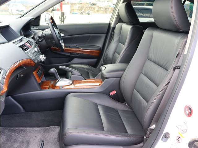助手席シート☆豪華な黒革シート☆禁煙車でキレイな室内です☆