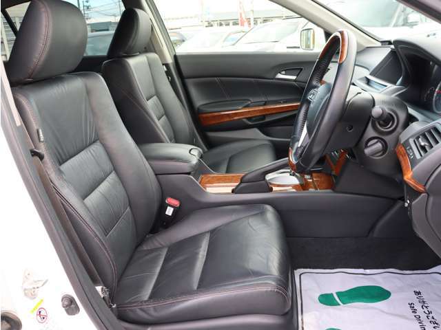 運転席シート☆豪華な黒革シート☆禁煙車でキレイな室内です☆