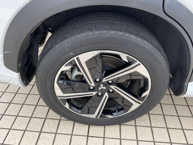 クールなデザインの純正アルミホイール！