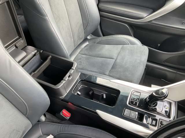 とてもきれいな状態のシフトレバーです。