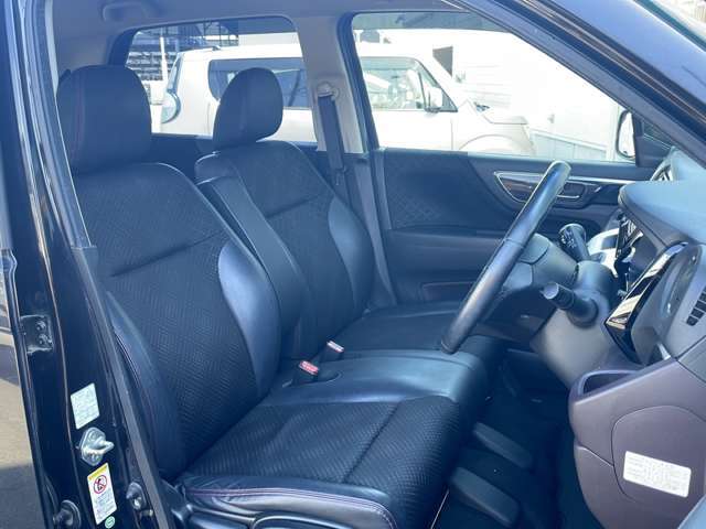 【運転席】座り心地が良いシートなので長時間の運転でも快適にお過ごしいただけます。新品のフロアマットのご注文も可能です。掲載箇所以外にご希望の写真がございましたらお気軽にお問い合わせ下さい。