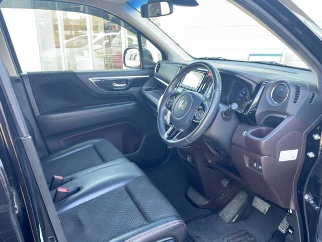 【運転席】座り心地が良いシートなので長時間の運転でも快適にお過ごしいただけます。新品のフロアマットのご注文も可能です。掲載箇所以外にご希望の写真がございましたらお気軽にお問い合わせ下さい。