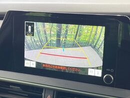 【バックカメラ】駐車時に後方がリアルタイム映像で確認できます。大型商業施設や立体駐車場での駐車時や、夜間のバック時に大活躍！運転スキルに関わらず、今や必須となった装備のひとつです！