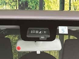 【スズキ　セーフティサポート】走行中に前方の車両等を認識し、衝突しそうな時は警報とブレーキで衝突回避と被害軽減をアシスト。より安全にドライブをお楽しみいただけます。